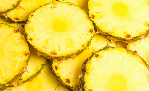 Rhum arrangé ananas et banane plantain caramélisée